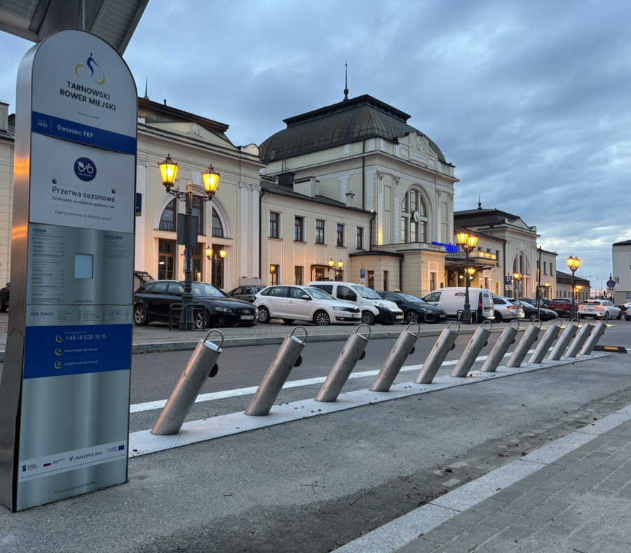 na zdjęciu stacja rowerowa przy dworcu PKP